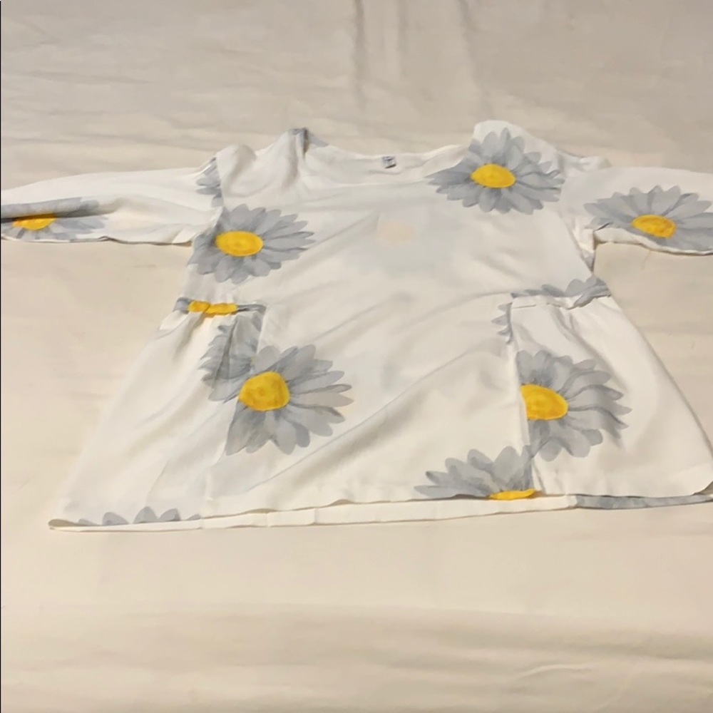 White daisy long sleeve top size small
